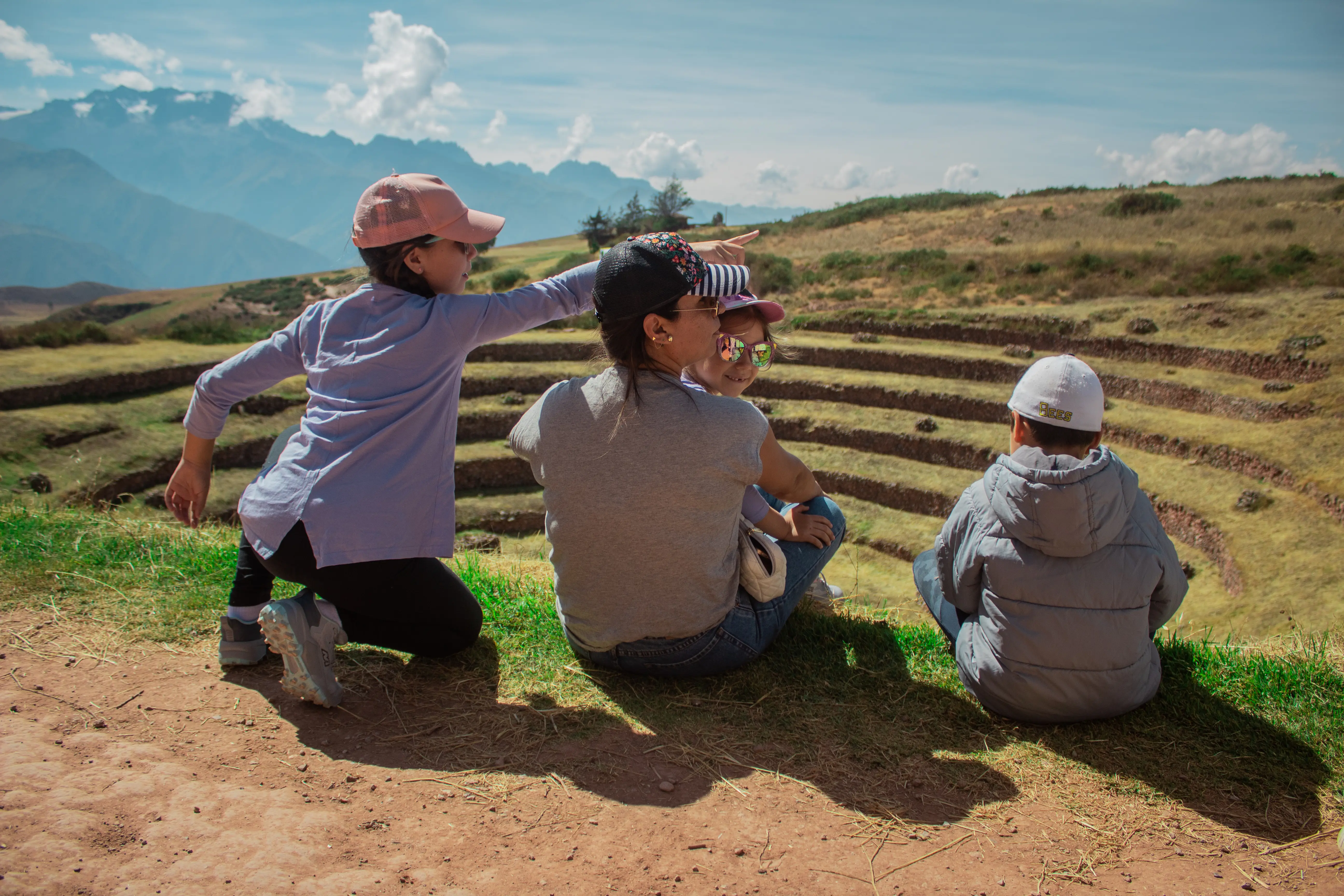 Una familia en los andenes circulares de Moray